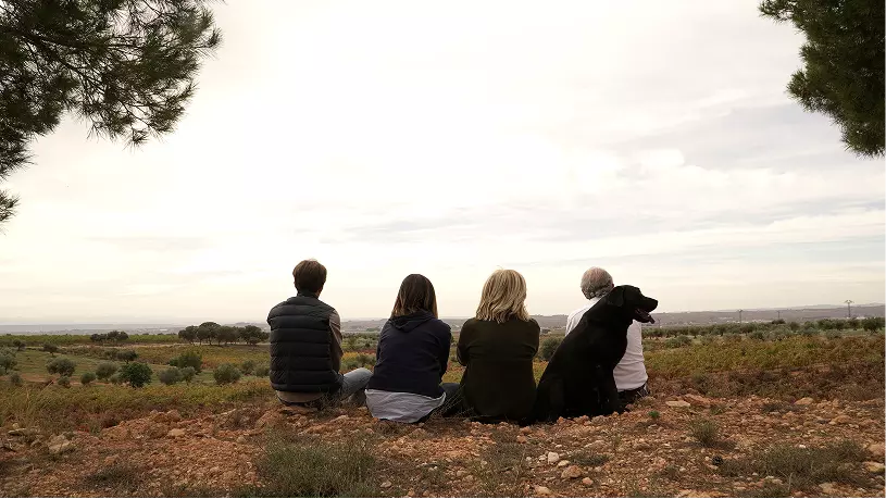 La finca — Familia mirando el paisaje